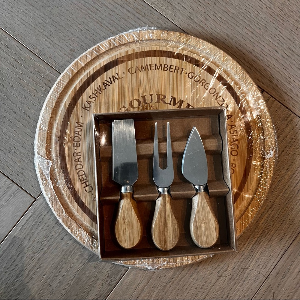 WOODEN CHEESE BOARD AND CHEESE KNIVE SET
- Gourmet Cheese Board Set with Knives